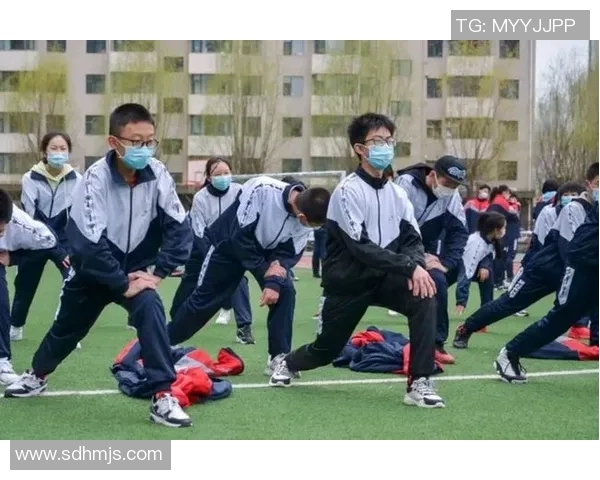 足球球星观看中国小男孩踢球视频并给予高度评价，展现体育精神与国际友谊